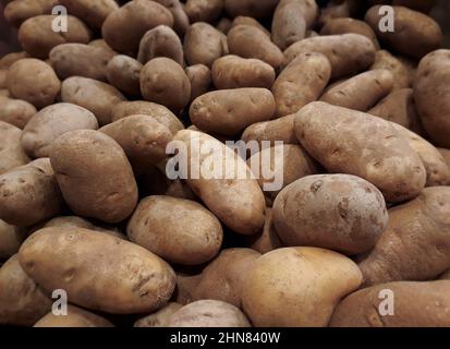 Pommes de terre crues légumes de fond dans le supermarché Banque D'Images