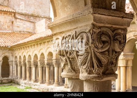 Ornement sur la colonne de pierre ancienne dans l'église Banque D'Images