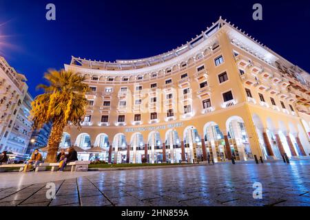 20 octobre 2021, Thessalonique, Grèce : vue sur la principale attraction touristique de Thessalonique - place Aristote avec cafés et bâtiment de l'hôtel Electra Palace Banque D'Images