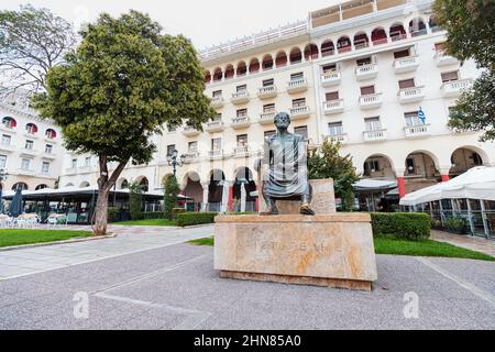 21 octobre 2021, Thessalonique, Grèce : statue du célèbre philosophe et scientifique de l'antiquité - Aristote Banque D'Images