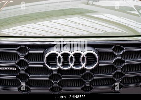 18 octobre 2021, Ufa, Russie : logo Audi sur le radiateur d'une voiture de luxe. Banque D'Images