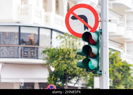 Il est interdit de tourner à gauche sur un panneau de signalisation et de contrôler la circulation Banque D'Images