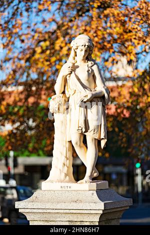 Ballarat Australie / cette statue en marbre vers 1889 appelée Ruth est située dans Sturt Street, Ballarat. Banque D'Images