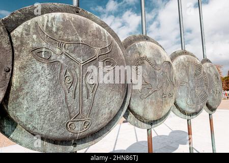 21 octobre 2021, Thessalonique, Grèce: Boucliers grecs avec ornements mythologiques Banque D'Images