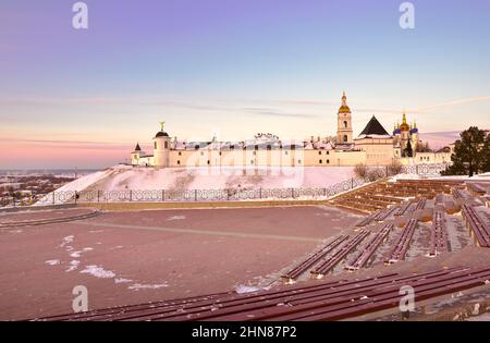 Le Kremlin de Tobolsk en hiver. Mur de la forteresse orientale du site dans le jardin d'Ermak dans la première capitale de la Sibérie. Russie, 2021 Banque D'Images