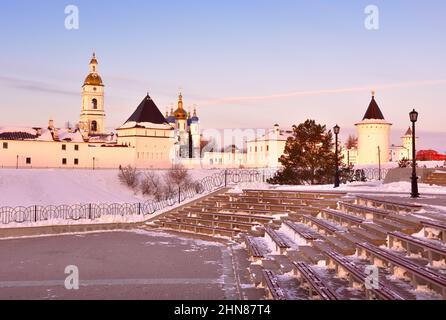 Le Kremlin de Tobolsk en hiver. Mur de la forteresse orientale du site dans le jardin d'Ermak dans la première capitale de la Sibérie. Russie, 2021 Banque D'Images