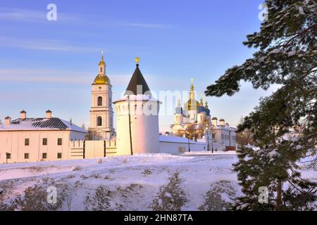 Le Kremlin de Tobolsk en hiver. Le mur de l'est, le dôme de la cathédrale Sainte-Sophie-Assomption dans la première capitale de la Sibérie. Russie, 2021 Banque D'Images