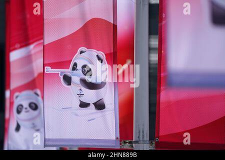 Une bannière de la mascotte des jeux Bing Dwen Dwen pendant le 11 e jour des Jeux Olympiques d'hiver de 2022 à Beijing au stade H & S du Genting Snow Park à Zhangjiakou, en Chine. Date de la photo: Mardi 15 février 2022. Banque D'Images