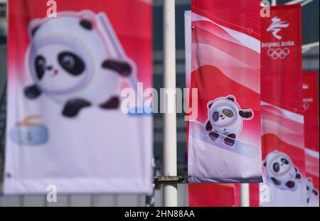 Une bannière de la mascotte des jeux Bing Dwen Dwen pendant le 11 e jour des Jeux Olympiques d'hiver de 2022 à Beijing au stade H & S du Genting Snow Park à Zhangjiakou, en Chine. Date de la photo: Mardi 15 février 2022. Banque D'Images