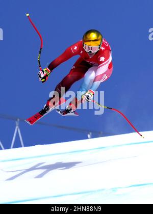 Pékin, Chine. 15th févr. 2022. Joana Haehlen, de Suisse, survole un saut à la place 6th dans la descente des femmes aux Jeux Olympiques d'hiver à Beijing le vendredi 15 février 2022. Photo de Rick T. Wilking/UPI crédit: UPI/Alay Live News Banque D'Images