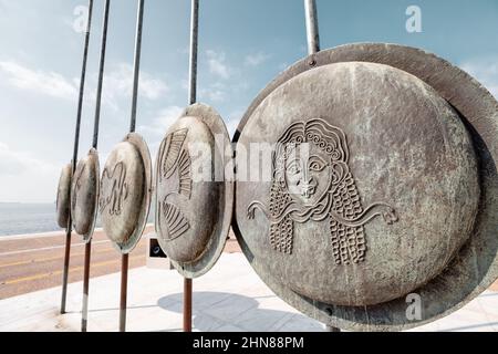 21 octobre 2021, Thessalonique, Grèce: Boucliers grecs avec ornements mythologiques Banque D'Images