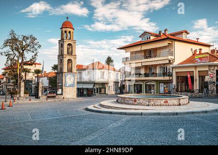 22 octobre 2021, Litochoro, Grèce: Place centrale d'une ville touristique tranquille au pied du légendaire Mont Olympe dans le parc national. Il y a beaucoup de chaud Banque D'Images