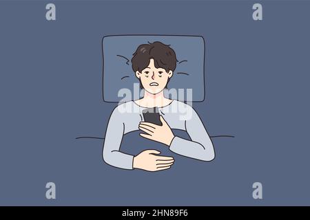 Malheureux homme fatigué couché dans le lit souffrent d'insomnie utiliser un appareil de téléphone portable. Contrarié, un gars épuisé lutte sur un smartphone de nuit sans sommeil brose. Concept de problème de sommeil. Illustration vectorielle. Illustration de Vecteur