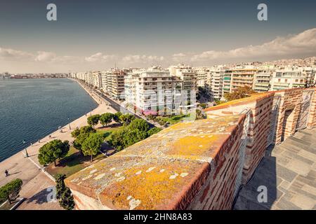 Panorama aérien sur la promenade de la ville de Thessalonique avec façades de bâtiments et un sentier pédestre le long de la mer depuis la Tour Blanche Banque D'Images