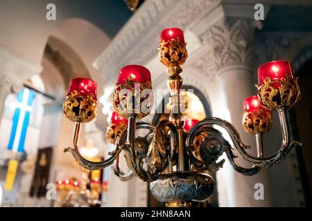 Lampe au candélabre doré orné à l'intérieur de l'église grecque Banque D'Images