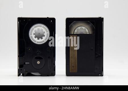 Cassette vidéo Vintage Mini DV isolée sur fond blanc. La technologie de style rétro du 90s Banque D'Images