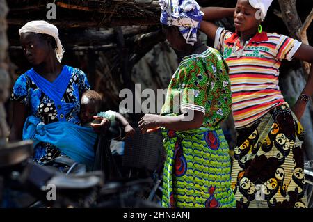 Les femmes burkinabes portant le clothe coloful sur un marché local dans le centre du Burkina Faso. Banque D'Images