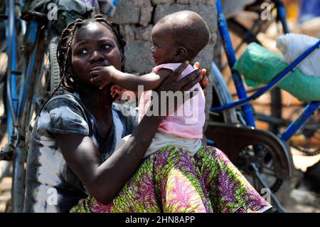 Une femme burkinabée brandit son bébé dans un petit village du centre du Burkina Faso. Banque D'Images