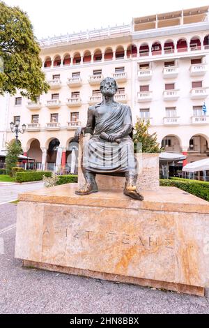 21 octobre 2021, Thessalonique, Grèce : statue du célèbre philosophe et scientifique de l'antiquité - Aristote Banque D'Images