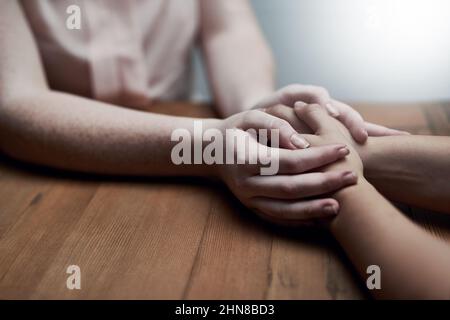 Vous avez toujours mon soutien. Photo de deux personnes tenant les mains confortablement. Banque D'Images