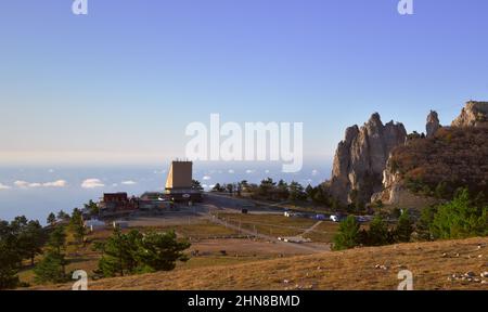 Crimée, Russie - 05.08.2019 : en plus de l'ai-Petri. La station de téléphérique supérieure sur le sommet de la montagne contre le ciel bleu dans la lumière rose du matin. Banque D'Images