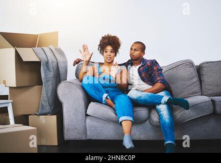 Shes a eu tant d'idées pour leur place. Photo d'une belle maison de déménagement de jeune couple. Banque D'Images