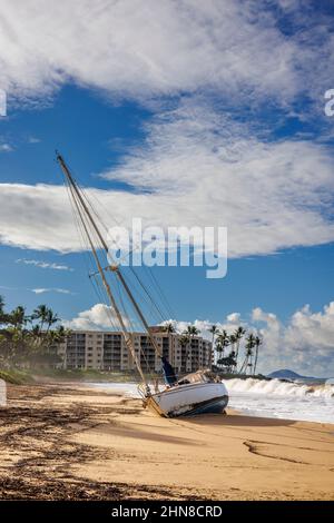 Voilier naufragé sur la plage après la tempête hivernale, Kihei, Maui, Hawaii, États-Unis. Banque D'Images