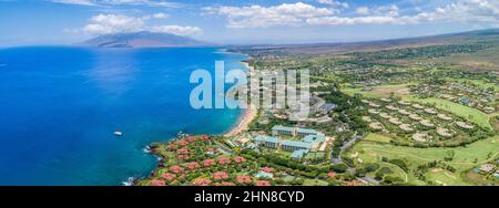 Une vue panoramique aérienne au-dessus de Wailea point en regardant vers le nord, après les hôtels four Seasons et Grand Wailea, jusqu'aux montagnes West Maui, Maui, Hawaii, États-Unis. Banque D'Images