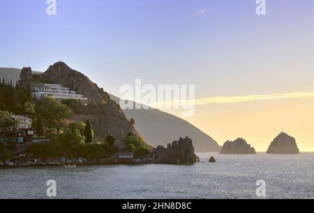 Hurzuf, Crimée, Russie-05.05.2019: Maison de vacances à Gurzuf rochers avec la toile de fond du mont Ayu-Dag tôt dans la matinée. Mer Noire, station touristique Banque D'Images