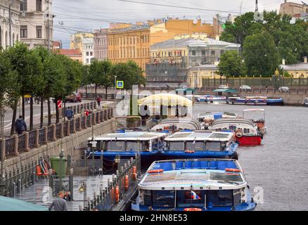 Saint-Pétersbourg, Russie-01.09.2020: Bateaux de plaisance à Fontanka. Accostage au remblai de granit, toits plats de bateaux à moteur, façades de maisons Banque D'Images