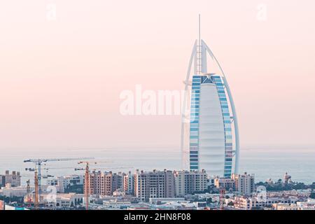 DUBAI, Émirats Arabes Unis - 24 JANVIER 2022: Burj Al Arab hôtel le seul hôtel sept étoiles au monde à Dubaï, Émirats Arabes Unis. Vue sur le coucher du soleil. Banque D'Images