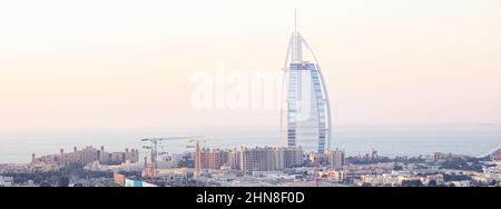 DUBAÏ, Émirats Arabes Unis - 24 JANVIER 2022 : vue panoramique sur les gratte-ciel du bord de mer au coucher du soleil sur Burj Al Arab hôtel le seul hôtel sept étoiles au monde à Dubaï, Banque D'Images