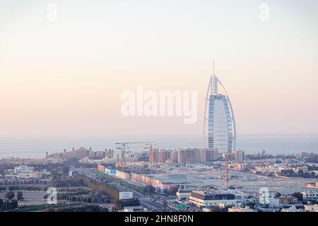 DUBAI, Émirats Arabes Unis - 24 JANVIER 2022: Burj Al Arab hôtel le seul hôtel sept étoiles au monde à Dubaï, Émirats Arabes Unis. Vue sur le coucher du soleil. Banque D'Images