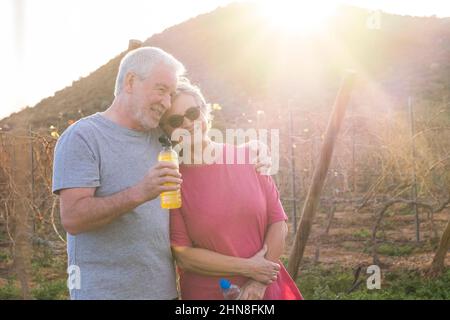 Concept de vie de personnes âgées actives et en bonne santé. L'homme et la femme à la retraite aiment le sport et une vie saine ensemble. Activités de loisirs en plein air Banque D'Images