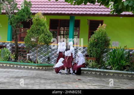 Lampung, Indonésie, décembre 17 2021- les élèves de l'école primaire jouent dans la cour d'école en portant des vêtements rouges et blancs dans un public Banque D'Images