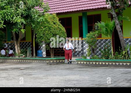 Lampung, Indonésie, décembre 17 2021- les élèves de l'école primaire jouent dans la cour d'école en portant des vêtements rouges et blancs dans un public Banque D'Images