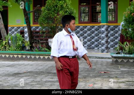 Lampung, Indonésie, décembre 17 2021- les élèves de l'école primaire jouent dans la cour d'école en portant des vêtements rouges et blancs dans un public Banque D'Images