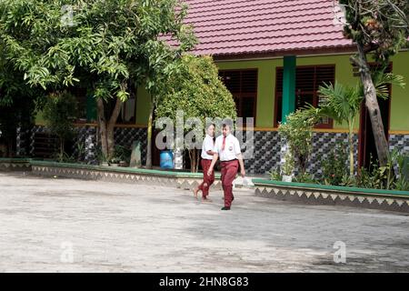 Lampung, Indonésie, décembre 17 2021- les élèves de l'école primaire jouent dans la cour d'école en portant des vêtements rouges et blancs dans un public Banque D'Images