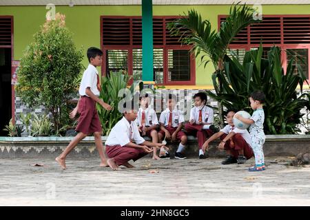 Lampung, Indonésie, décembre 17 2021- les élèves de l'école primaire jouent dans la cour d'école en portant des vêtements rouges et blancs dans un public Banque D'Images