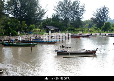 Lampung, Indonésie, février 12 2022 - défoqué sur des bateaux de pêche sur la plage. La pêche est le gagne-pain de la population locale dans le village de Tridarmayoga, Lamp Banque D'Images