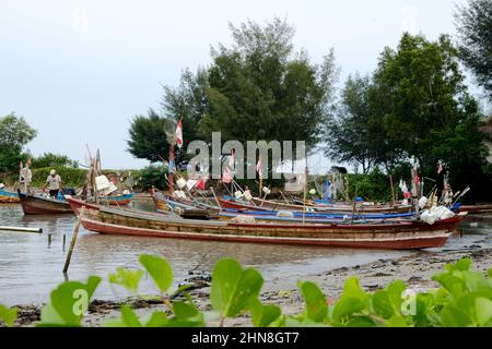 Lampung, Indonésie, février 12 2022 - défoqué sur des bateaux de pêche sur la plage. La pêche est le gagne-pain de la population locale dans le village de Tridarmayoga, Lamp Banque D'Images