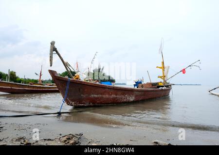 Lampung, Indonésie, février 12 2022 - défoqué sur des bateaux de pêche sur la plage. La pêche est le gagne-pain de la population locale dans le village de Tridarmayoga, Lamp Banque D'Images