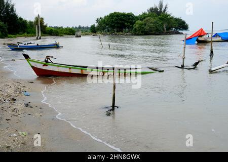 Lampung, Indonésie, février 12 2022 - défoqué sur des bateaux de pêche sur la plage. La pêche est le gagne-pain de la population locale dans le village de Tridarmayoga, Lamp Banque D'Images