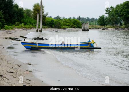 Lampung, Indonésie, février 12 2022 - défoqué sur des bateaux de pêche sur la plage. La pêche est le gagne-pain de la population locale dans le village de Tridarmayoga, Lamp Banque D'Images