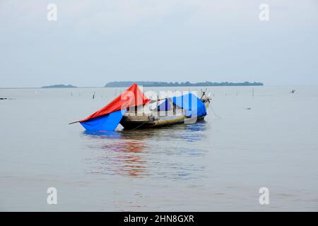 Lampung, Indonésie, février 12 2022 - défoqué sur des bateaux de pêche sur la plage. La pêche est le gagne-pain de la population locale dans le village de Tridarmayoga, Lamp Banque D'Images