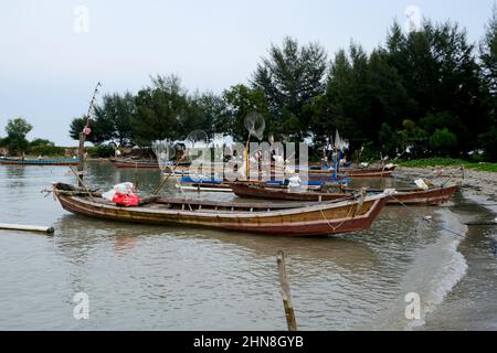 Lampung, Indonésie, février 12 2022 - défoqué sur des bateaux de pêche sur la plage. La pêche est le gagne-pain de la population locale dans le village de Tridarmayoga, Lamp Banque D'Images