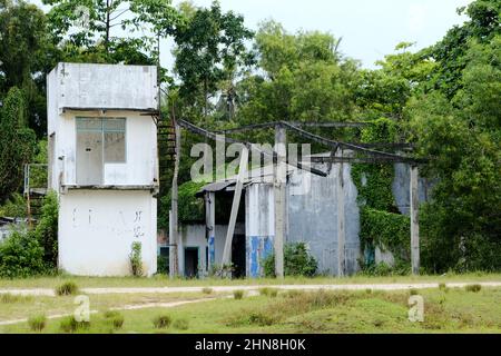 Lampung, Indonésie, février 12 2022 - défoqué sur un vieux bâtiment qui n'a pas été habité depuis longtemps. Résumé de fond Banque D'Images