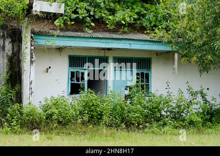 Lampung, Indonésie, février 12 2022 - défoqué sur un vieux bâtiment qui n'a pas été habité depuis longtemps. Résumé de fond Banque D'Images