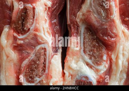 Deux morceaux de bœuf avec gros os hachés gros plan Banque D'Images