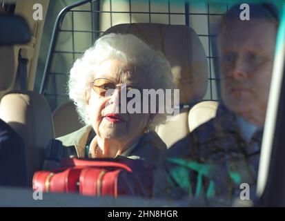 La reine Elizabeth II est vue quitter son domaine de Sandringham, le jour suivant le jour de l'accession, (février 6), qui a marqué 70 ans depuis la mort de son père, le roi George VI, et quand elle a été proclamée reine. Sa Majesté a pris un vol en hélicoptère de Sandringham au château de Windsor. Queen Elizabeth II, Sandringham, Norfolk, Royaume-Uni, le 7 février, 2022 Banque D'Images